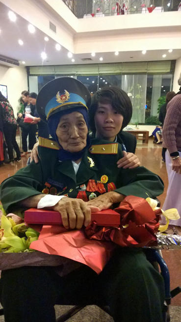 Phụ nữ Việt - trên cánh đồng và trong chiến hào góp phần làm nên chiến thắng