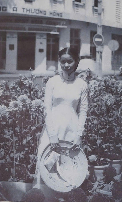 Áo dài phụ nữ Việt Nam đi qua khói lửa chiến tranh