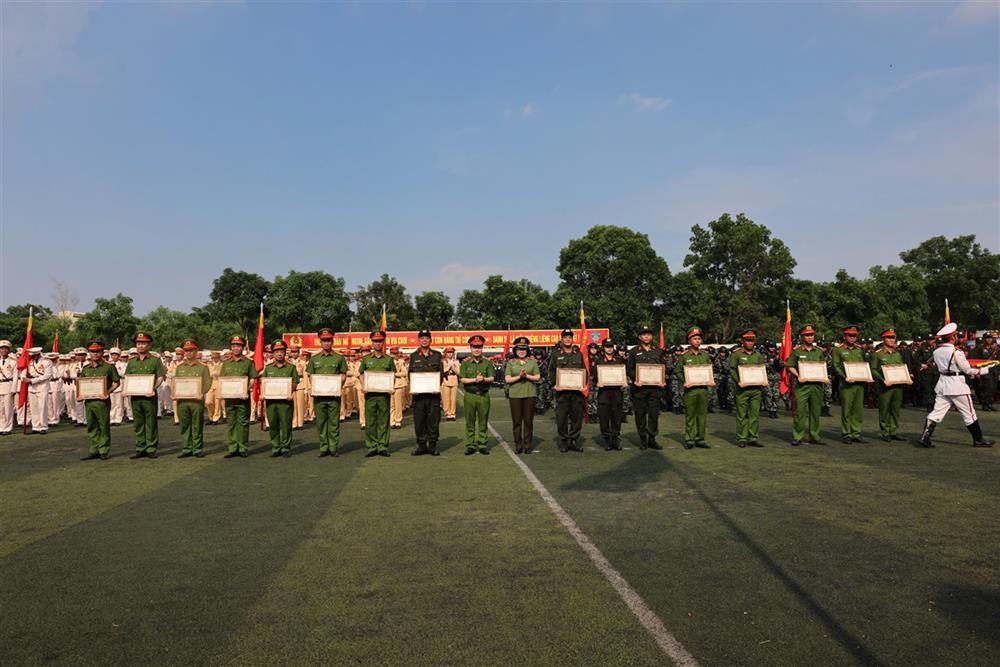 Khen thưởng hơn 2.700 tập thể, cá nhân xuất sắc tham gia diễu binh Lễ kỷ niệm 30/4