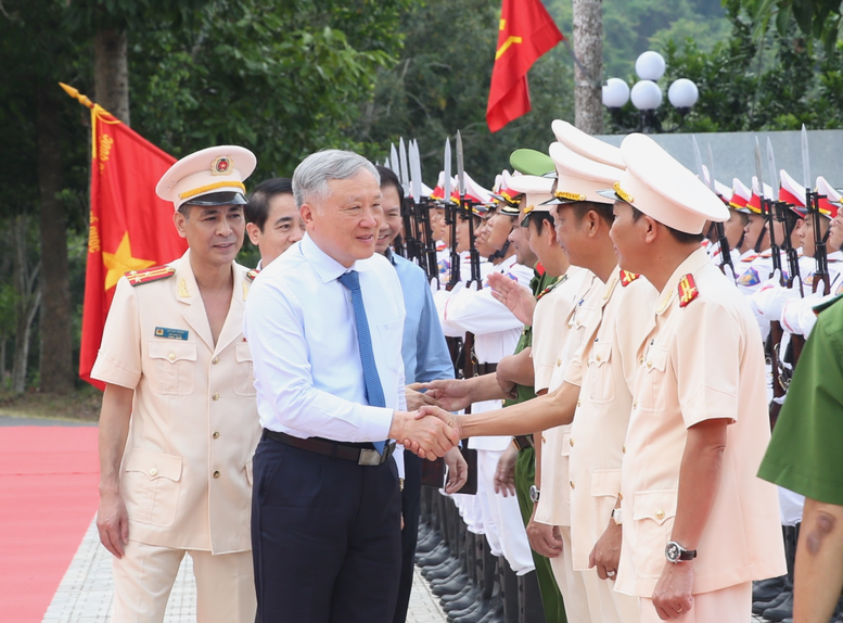 Phó Thủ tướng Thường trực Nguyễn Hòa Bình dự Lễ công bố quyết định đặc xá tại Trại giam A2