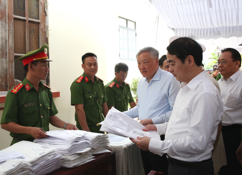 Phó Thủ tướng Thường trực Nguyễn Hòa Bình dự Lễ công bố quyết định đặc xá tại Trại giam A2