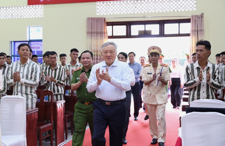 Phó Thủ tướng Thường trực Nguyễn Hòa Bình dự Lễ công bố quyết định đặc xá tại Trại giam A2