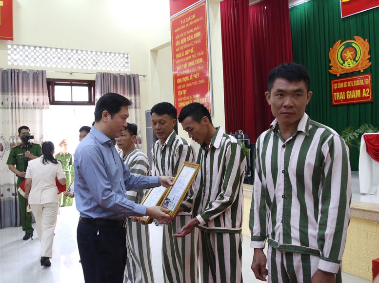 Phó Thủ tướng Thường trực Nguyễn Hòa Bình dự Lễ công bố quyết định đặc xá tại Trại giam A2