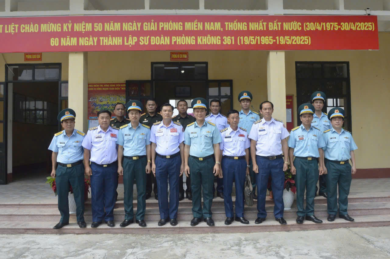 Đoàn Không quân Lào thăm và trao đổi về quản lý vùng trời tại Trạm ra đa 53