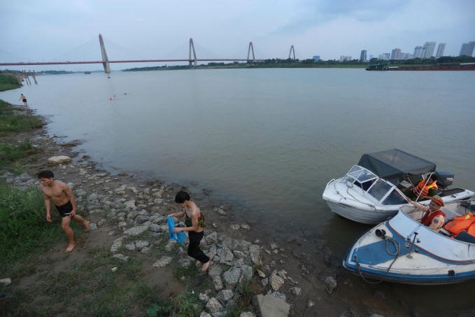 Người Hà Nội đua nhau ra sông Hồng tắm, Công an lập đội phản ứng nhanh chống đuối nước