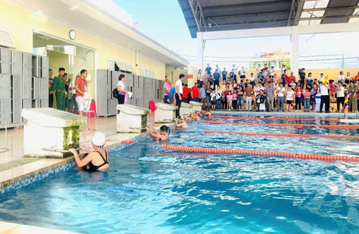 Xã hội hóa việc dạy bơi cho trẻ: Chuyện tưởng dễ mà khó