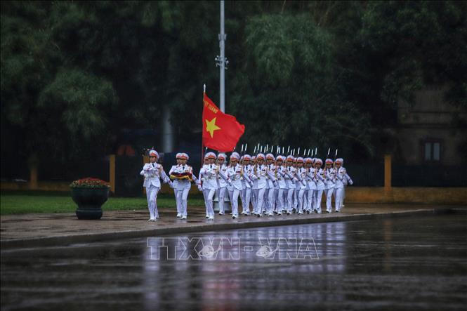 Lễ treo cờ rủ Quốc tang nguyên Chủ tịch nước Trần Đức Lương tại Quảng trường Ba Đình