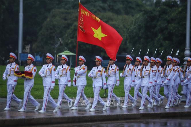 Lễ treo cờ rủ Quốc tang nguyên Chủ tịch nước Trần Đức Lương tại Quảng trường Ba Đình