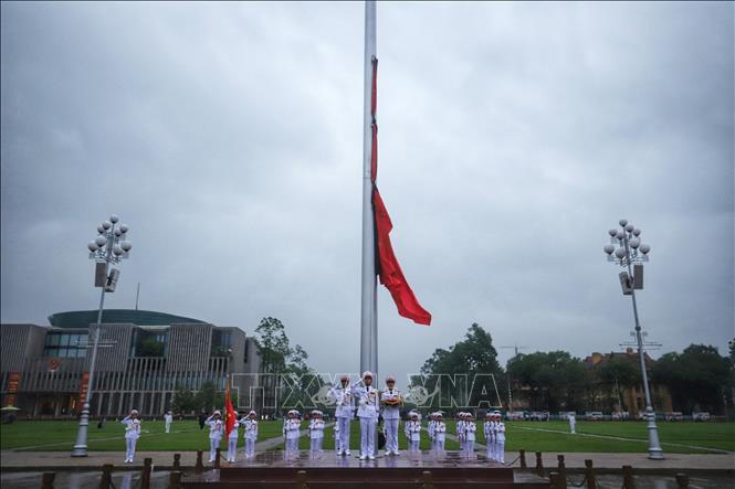 Lễ treo cờ rủ Quốc tang nguyên Chủ tịch nước Trần Đức Lương tại Quảng trường Ba Đình