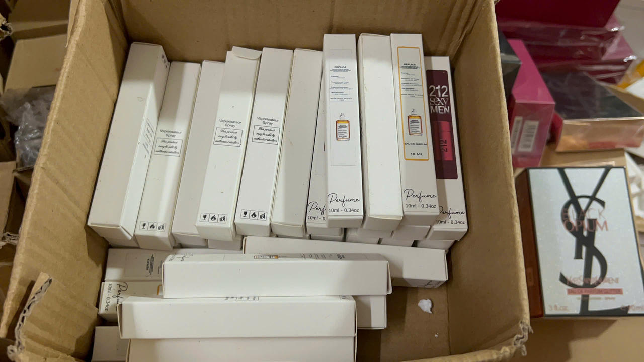 'Đột kích' kho nước hoa 'hàng hiệu' nghi giả giữa lòng phố cổ Hà Nội