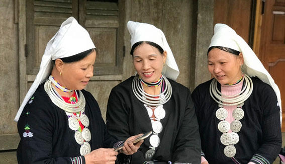 Phụ nữ dân tộc thiểu số và chiếc điện thoại thông minh