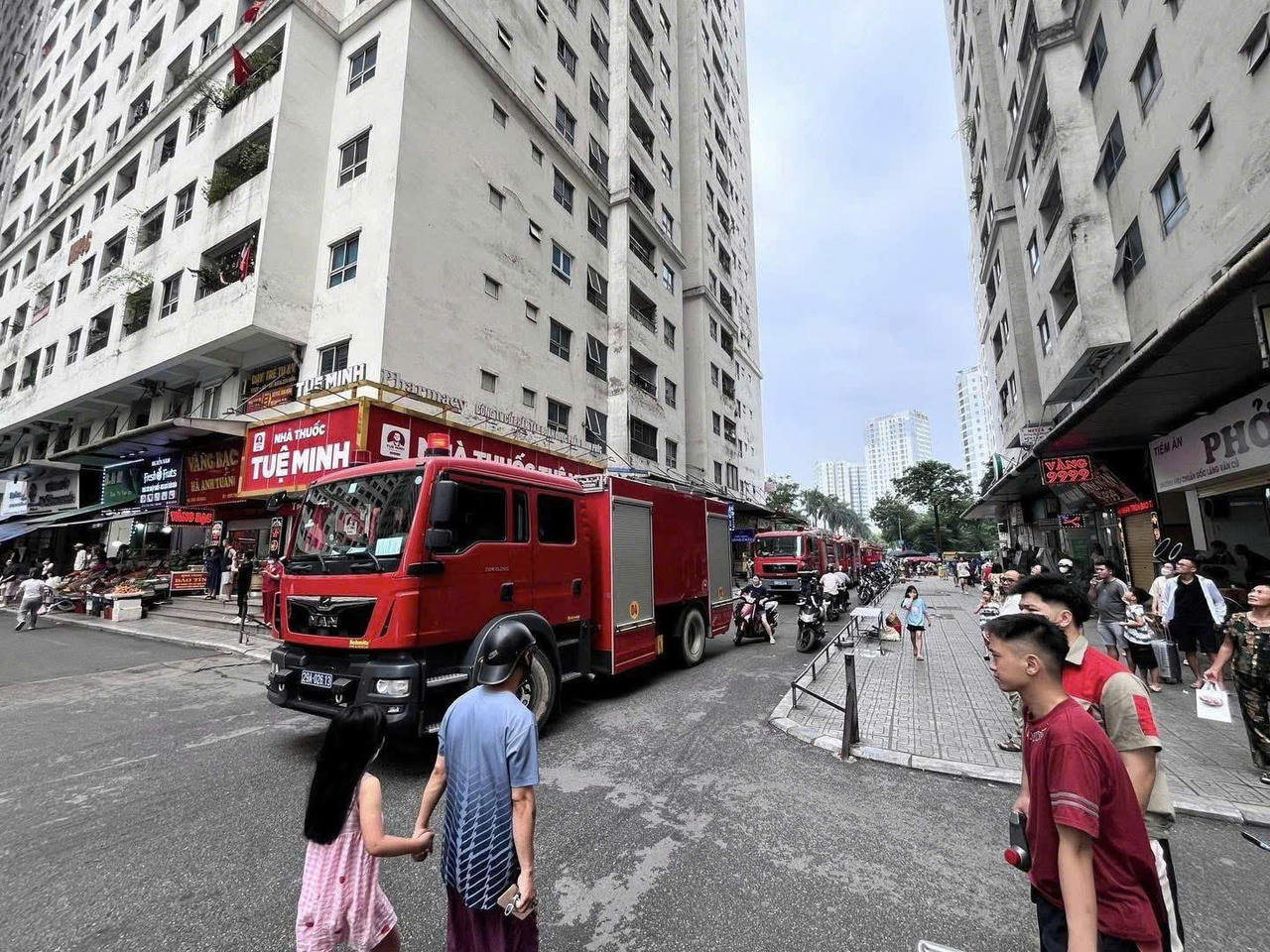 Lửa bốc ngùn ngụt trên tầng 14 chung cư Linh Đàm, cư dân tháo chạy tán loạn