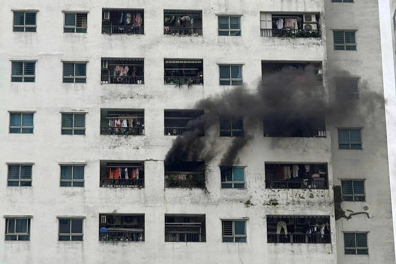 Lửa bốc ngùn ngụt trên tầng 14 chung cư Linh Đàm, cư dân tháo chạy tán loạn