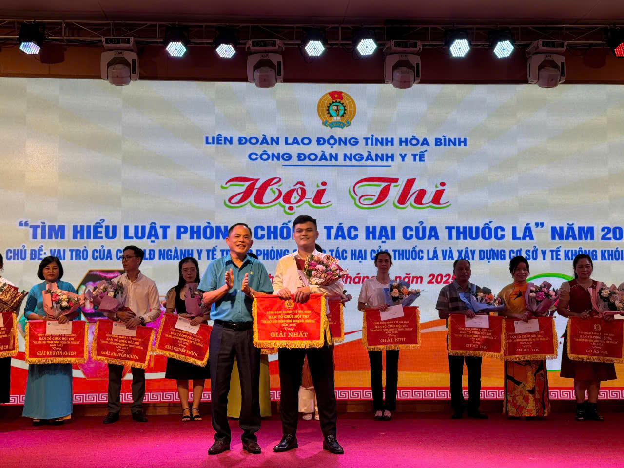 Lao động ngành y tế Hòa Bình lan tỏa thông điệp 'không khói thuốc' qua hội thi pháp luật