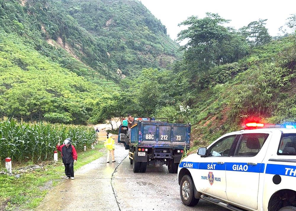 Tiếp tục tìm kiếm người đàn ông bị lũ cuốn mất tích ở Mường Khương