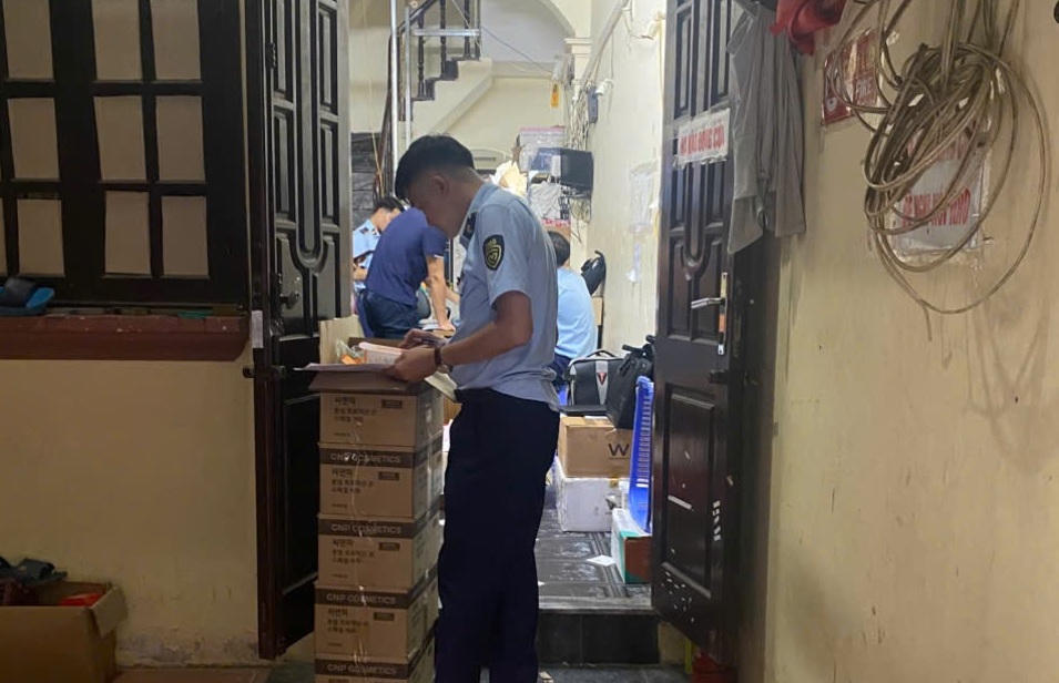 Đột kích 4 cơ sở kinh doanh mỹ phẩm, thu giữ gần 3.500 sản phẩm nhập lậu