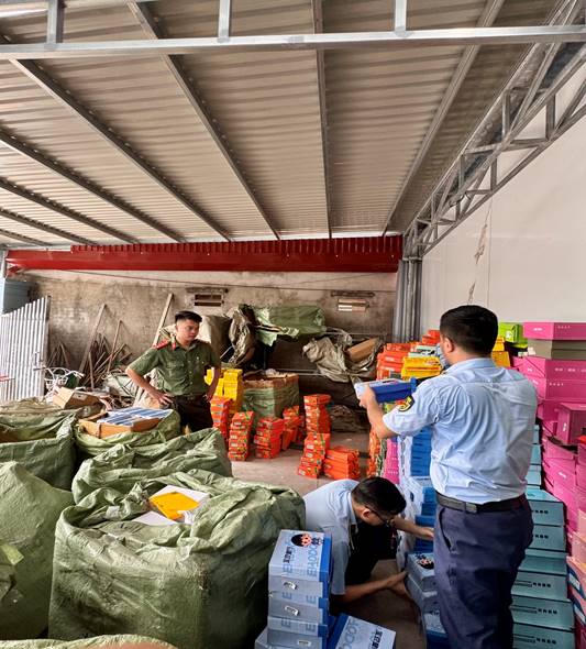 Tạm giữ gần 400 sản phẩm mỹ phẩm nhập lậu tại cửa hàng Tinna Lê Make Up