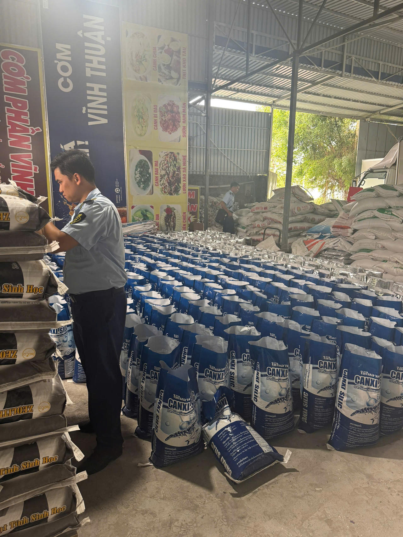 Dùng máy trộn, máy khâu đóng gói hàng chục tấn hàng hóa không rõ nguồn gốc xuất xứ