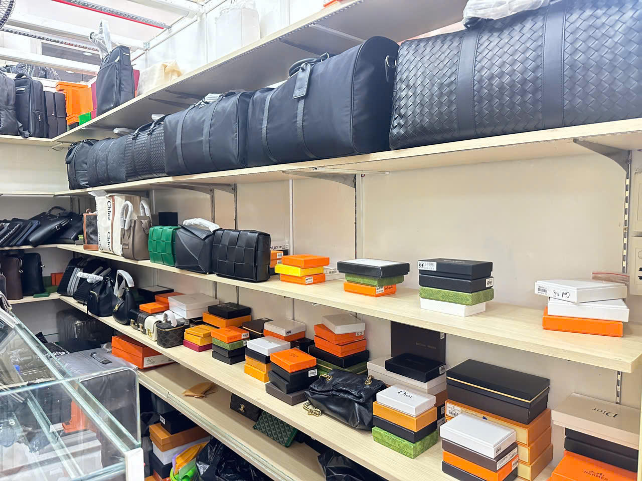 Thu giữ thêm 400 sản phẩm giả tại Saigon Square 