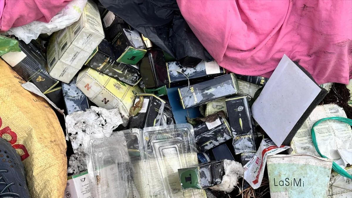 Xác minh hàng trăm lọ mỹ phẩm nghi giả vứt thành đống ven đường ở Đà Lạt