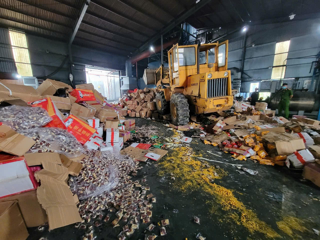 Tiêu hủy lô hàng vi phạm trị giá hơn 2,5 tỷ đồng tại Phú Yên