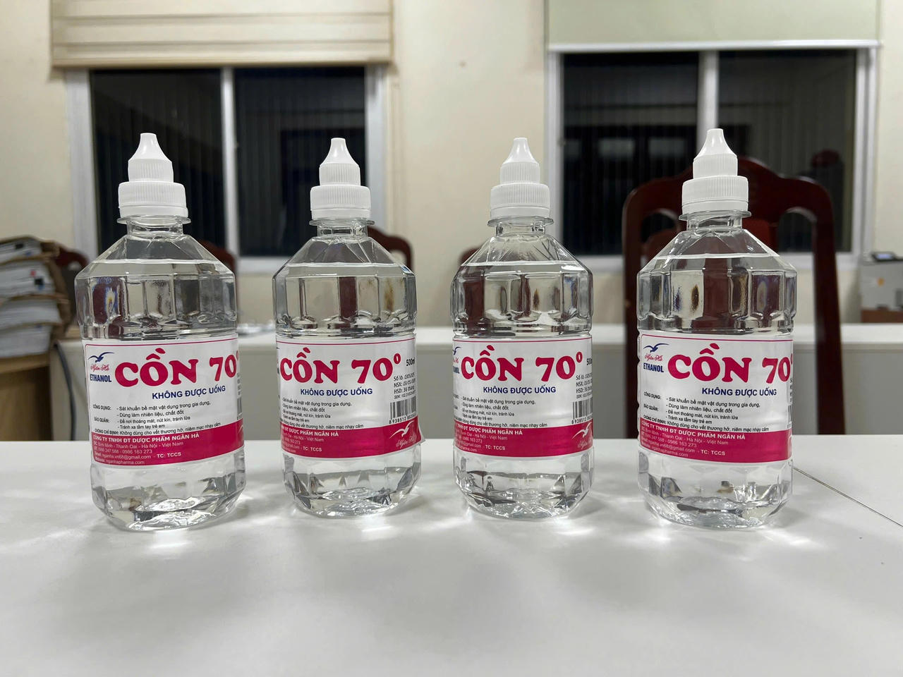 Bắt Phó Chủ tịch thị trấn ở Hà Nội vì sản xuất cồn giả