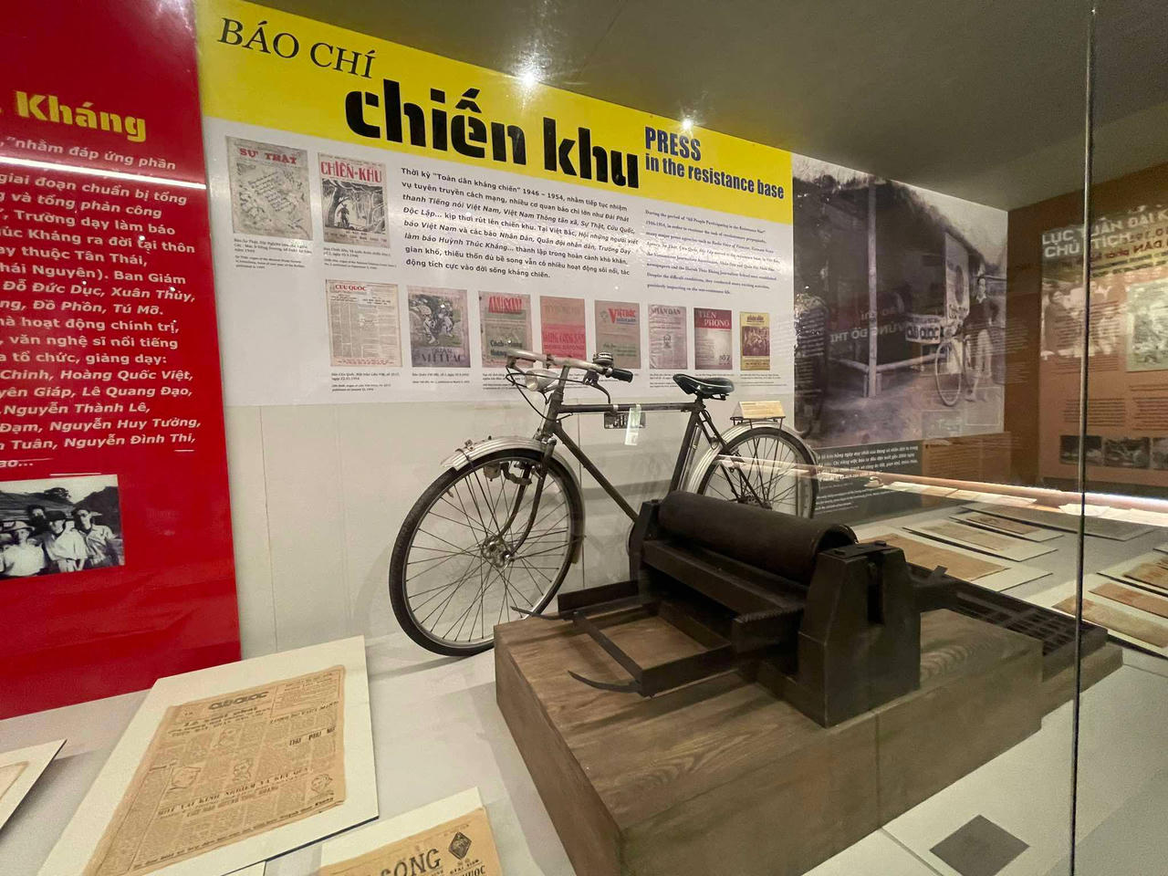 Bài 2: Đối diện 'hòn tên, mũi đạn' mà chí không mòn