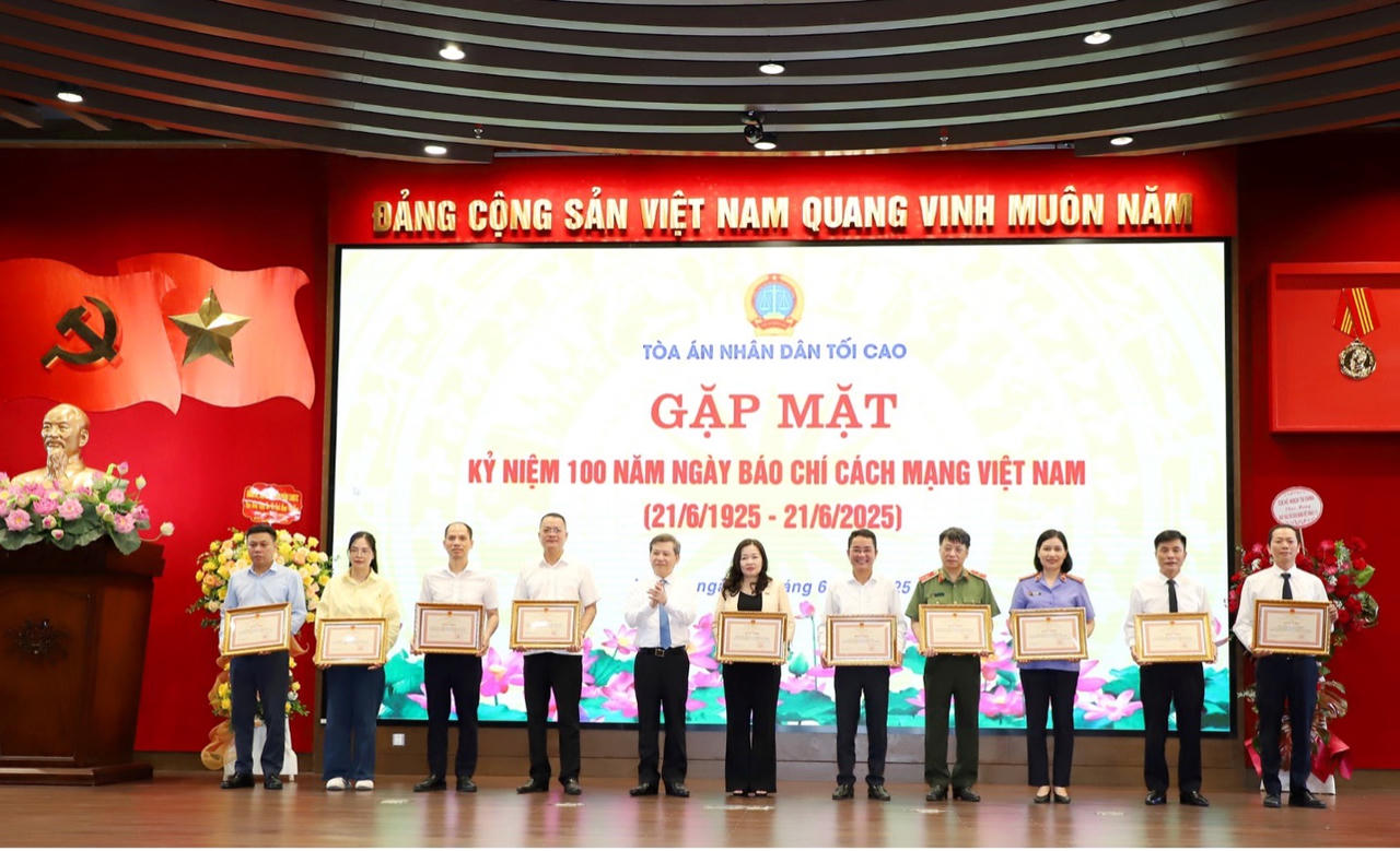 Báo Pháp luật Việt Nam nhận Bằng khen của Chánh án Tòa án nhân dân tối cao