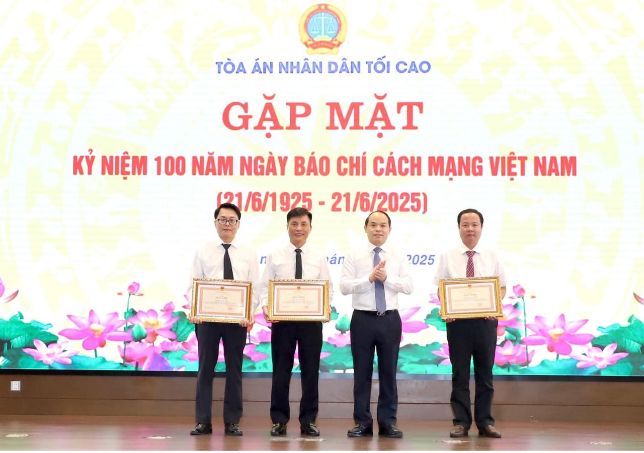 Báo Pháp luật Việt Nam nhận Bằng khen của Chánh án Tòa án nhân dân tối cao