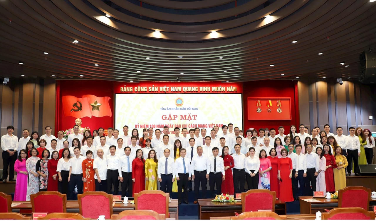 Báo Pháp luật Việt Nam nhận Bằng khen của Chánh án Tòa án nhân dân tối cao