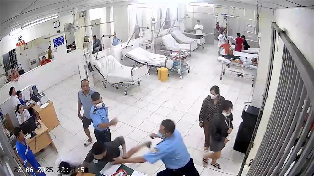 Tạm giữ nam thanh niên hành hung nhân viên y tế