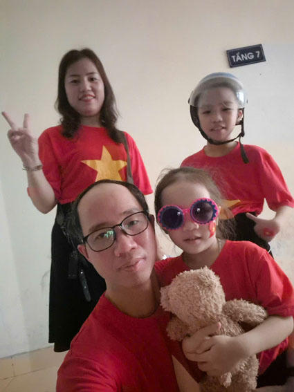 Gia đình yêu thương phía sau nhà báo