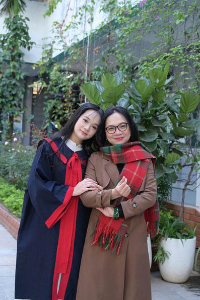 Gia đình yêu thương phía sau nhà báo