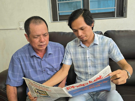 Gia đình yêu thương phía sau nhà báo