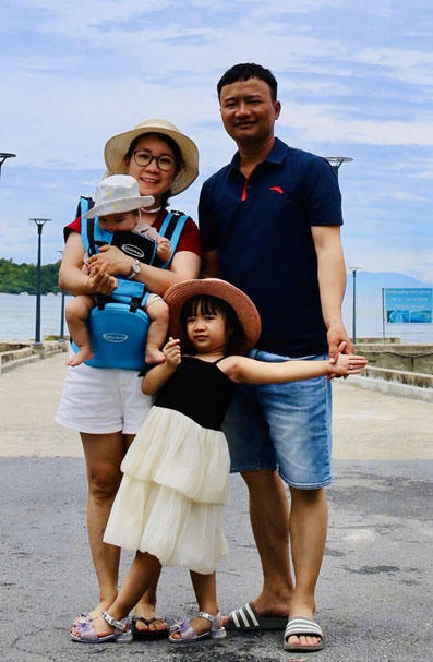 Gia đình yêu thương phía sau nhà báo