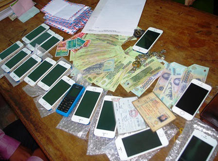 Bắt kẻ chuyên lừa "cắm" Iphone, "ôm" một mớ thẻ cào, 