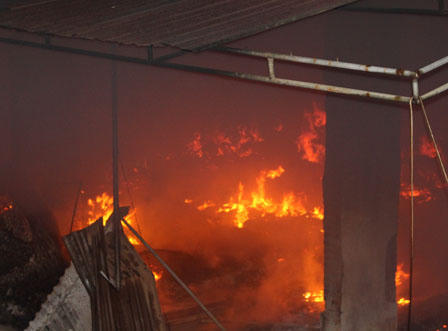 Hơn 40 ki-ốt chợ Bộng (Hà Tĩnh) bị thiêu rụi trong đêm