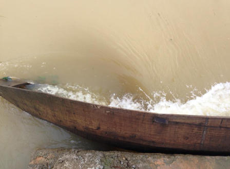 Học sinh lao ra dòng nước lũ cứu thầy cô bị lật thuyền