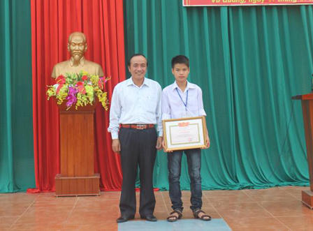 Cứu thầy cô trong lũ dữ, nam sinh ở Hà Tĩnh được tỉnh khen