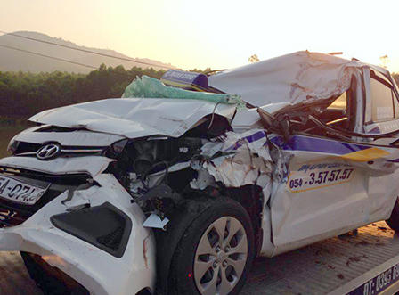 Taxi tông xe container nát bươm, tài xế chết, đôi vợ chồng nguy kịch