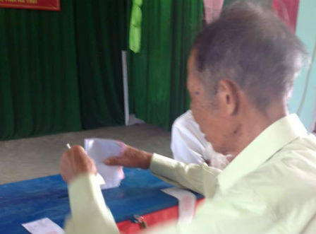 Ngư dân Hà Tĩnh náo nức gác chèo đi bầu cử từ mờ sáng