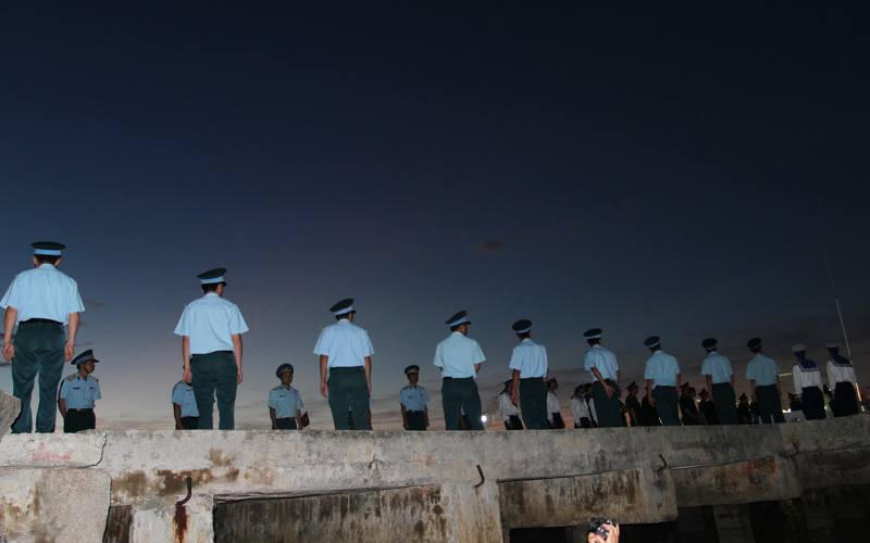 Trắng đêm, đồng đội đón chờ sự trở về của Anh!