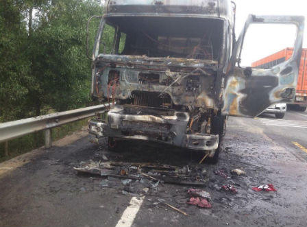 Hà Tĩnh: Sau cú va chạm, xe tải và xe máy bốc cháy dữ dội