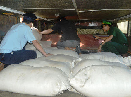 Hà Tĩnh: Bắt xe khách thiết kế hầm bí mật, chở gần 200kg pháo nổ