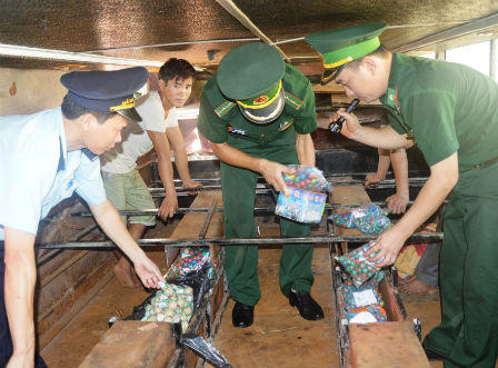 Hà Tĩnh: Bắt xe khách thiết kế hầm bí mật, chở gần 200kg pháo nổ