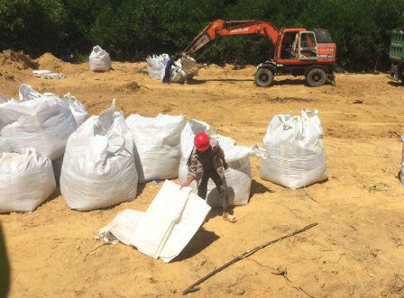 “Cất bốc” 300 tấn bùn thải của Formosa đi nơi khác