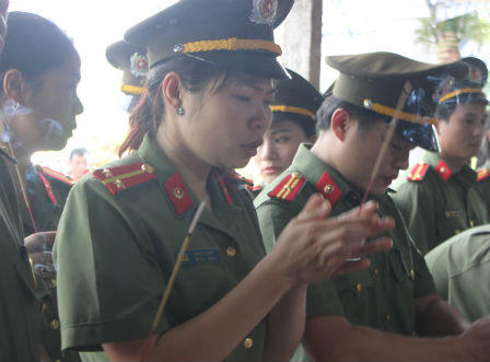 Đẫm nước mắt lễ tang người mẹ từ chối chữa ung thư để dành sự sống cho con