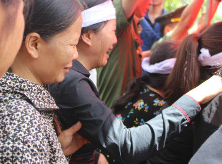 Đẫm nước mắt lễ tang người mẹ từ chối chữa ung thư để dành sự sống cho con