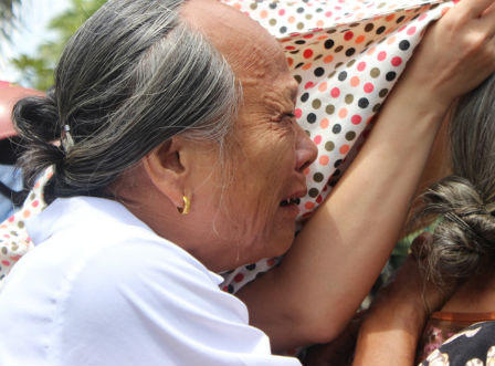 Đẫm nước mắt lễ tang người mẹ từ chối chữa ung thư để dành sự sống cho con