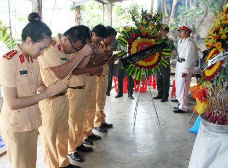 Đẫm nước mắt lễ tang người mẹ từ chối chữa ung thư để dành sự sống cho con